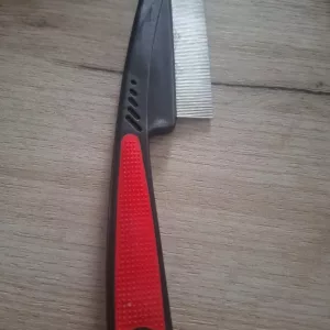 Obdrželi jsme od zákazníka C***c hřeben na odstranění blech a kartáč na línání pro psy.