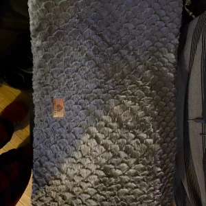 Obdržený krátký plyšový pelíšek pro psa s odnímatelným potahem od zákazníka S***d.