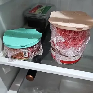 Obdrželi jsme silikonový kryt na konzervu s jídlem pro psy a sadu lžičky od zákaznice F******a.
